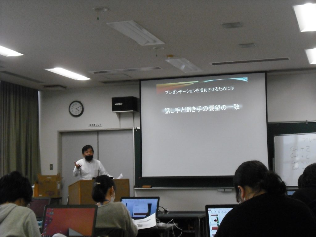 まず，対面でのコミュニケーション力や，思考を整理してわかりやすく伝える方法，フレームワークを用いた情報の整理と分析方法を学びました。
